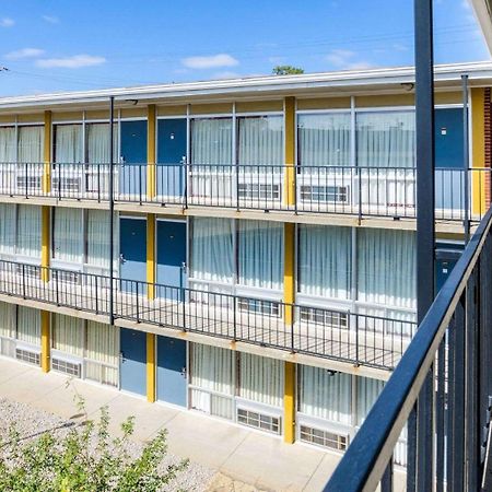 Econo Lodge Топика Экстерьер фото