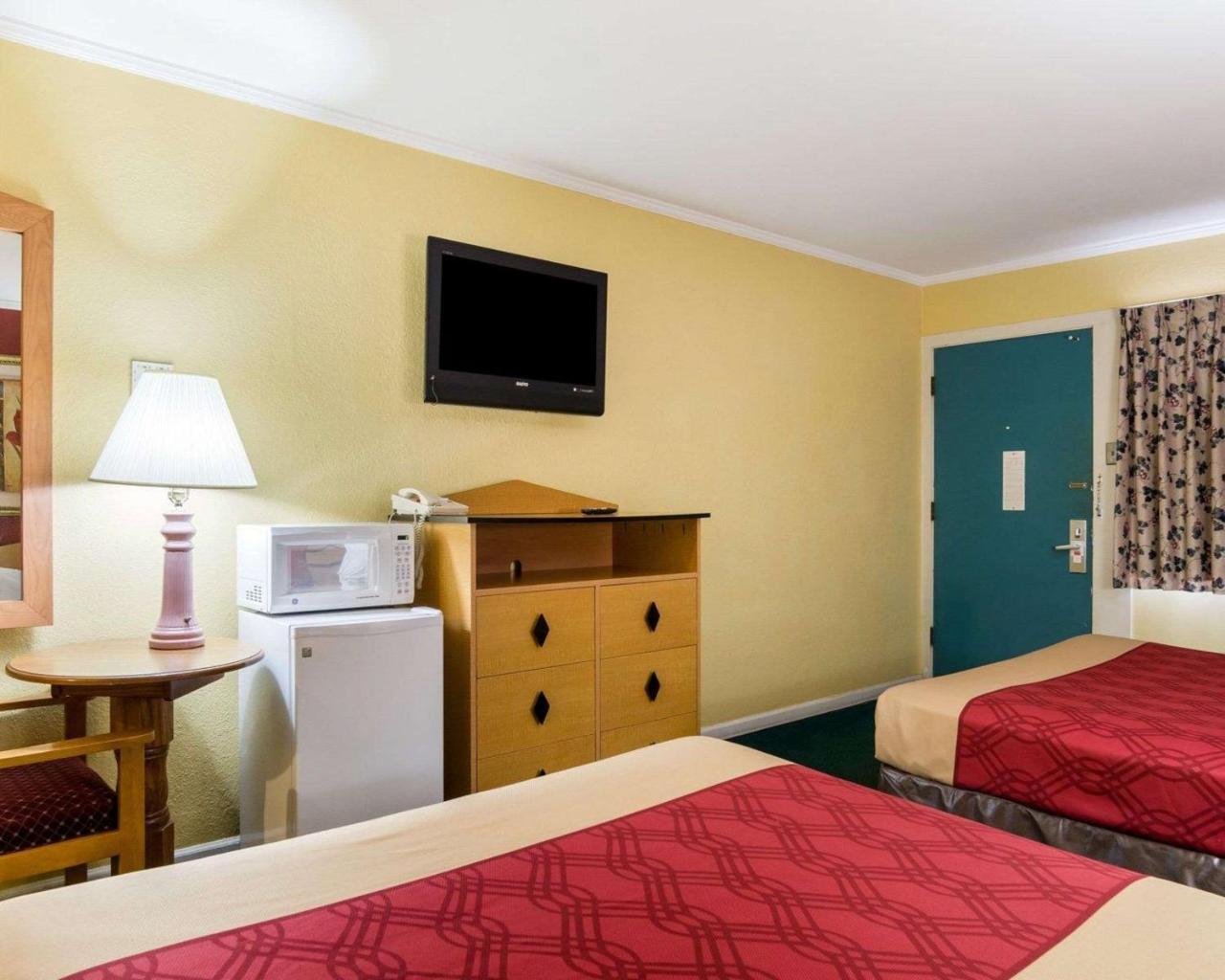Econo Lodge Топика Экстерьер фото