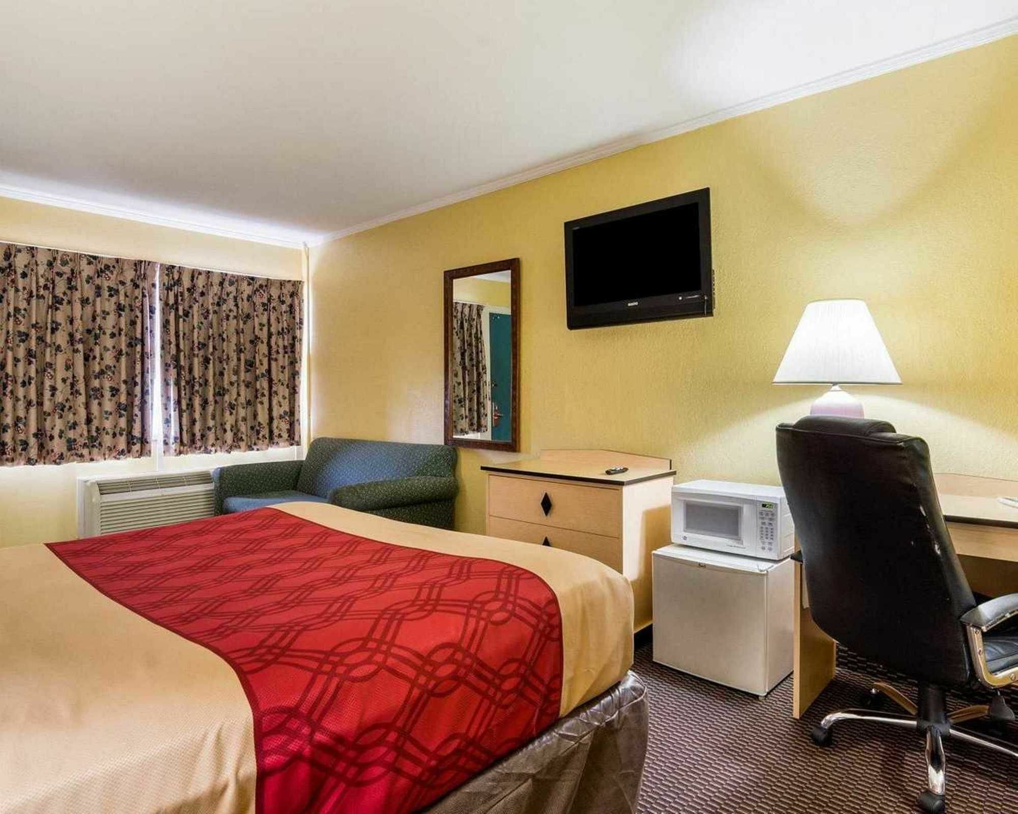 Econo Lodge Топика Экстерьер фото